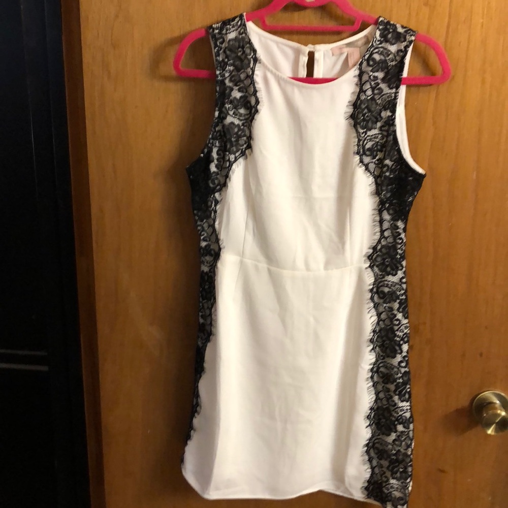 Summer dress with lace sides